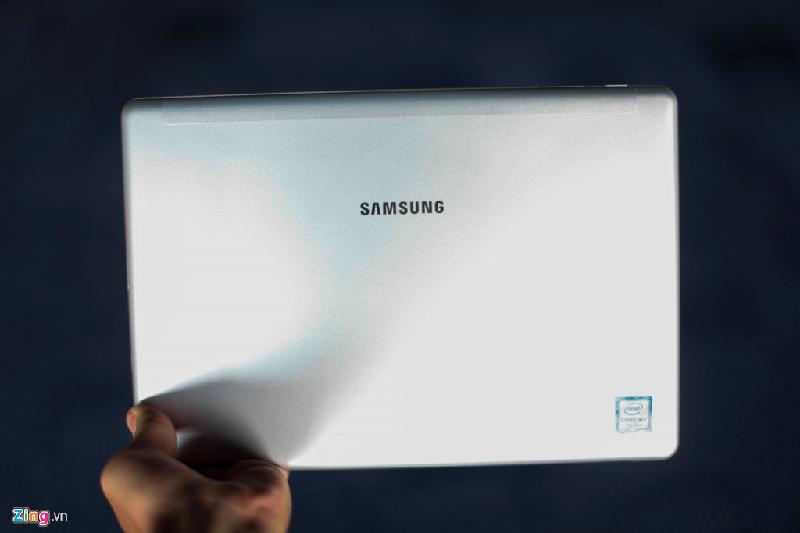 Máy dùng vỏ nhôm nguyên khối, các góc cạnh được ôm cong mềm mại. Mặt lưng trông đơn giản với logo Samsung nằm chính giữa. Mặc dù nằm trong nhóm tablet cao cấp nhưng Galaxy Book không hỗ trợ bộ xử lý âm thanh từ AKG như Galaxy Tab S3 ra mắt cùng thời điểm.