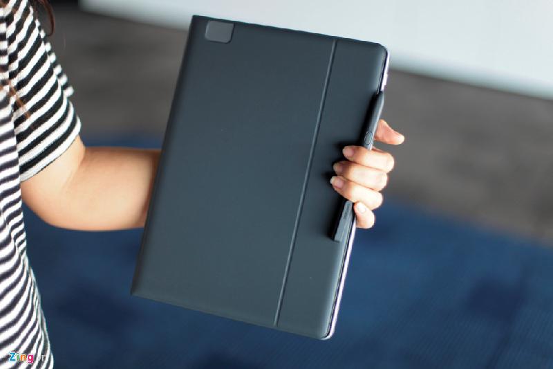 Samsung Galaxy Book được thiết kế tương tự một cuốn sách theo nghĩa đen với bìa da sang trọng, bút S Pen đồng màu, kích thước tương đương một cây bút thông thường.
