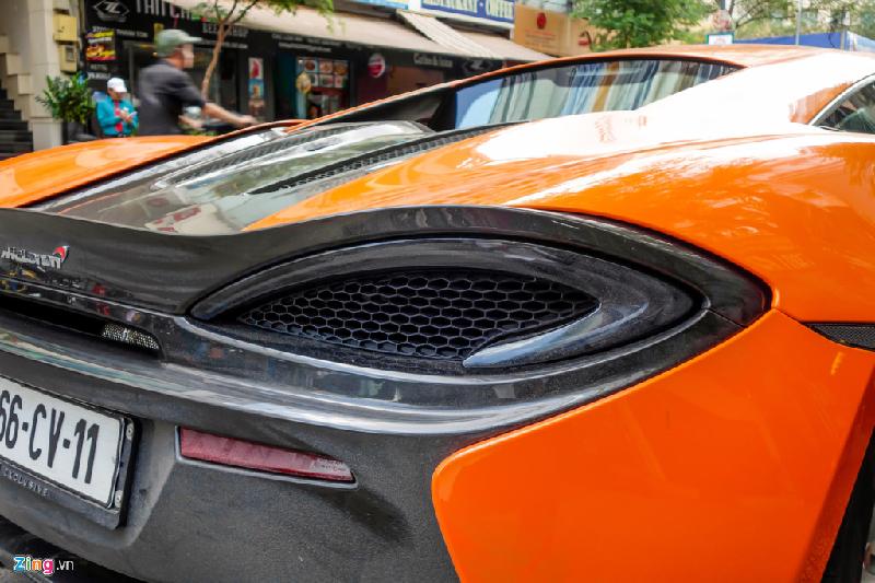 Theo dân chơi xe, những chiếc McLaren 570S ra biển số trắng thì mới có giá lên tới trên 12 tỷ đồng. Riêng xe của ông trùm ma tuý gắn biển CV nên trị giá chỉ khoảng một nửa.  