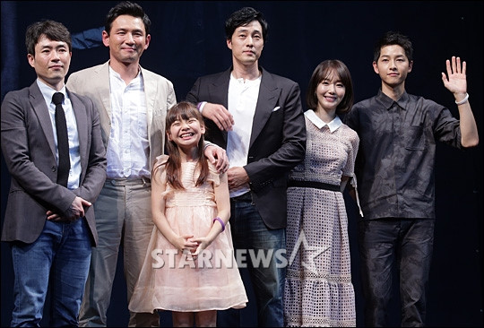 Đoàn phim còn có các tài tử Hwang Jung Min, So Ji Sub, nữ diễn viên Lee Jung Hyun và sao nhí Kim Su An cùng đạo diễn Ryu Seung Wan. 