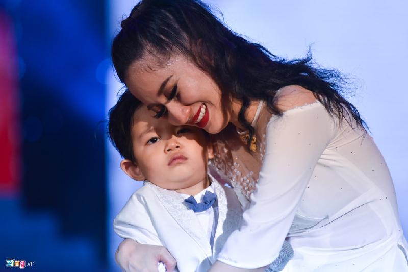 Khách mời đặc biệt nhất của đêm diễn là Kubi - con trai của Phan Hiển và Khánh Thi. Khi Kubi bước lên sân khấu, Khánh Thi ôm con và khóc.