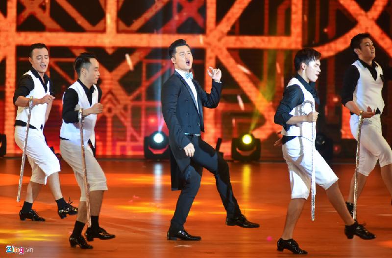 Live show của Khánh Thi còn có sự góp mặt của Đức Tuấn. Nam ca sĩ thể hiện Be Our Guest với phong cách trình diễn đầy sôi động.