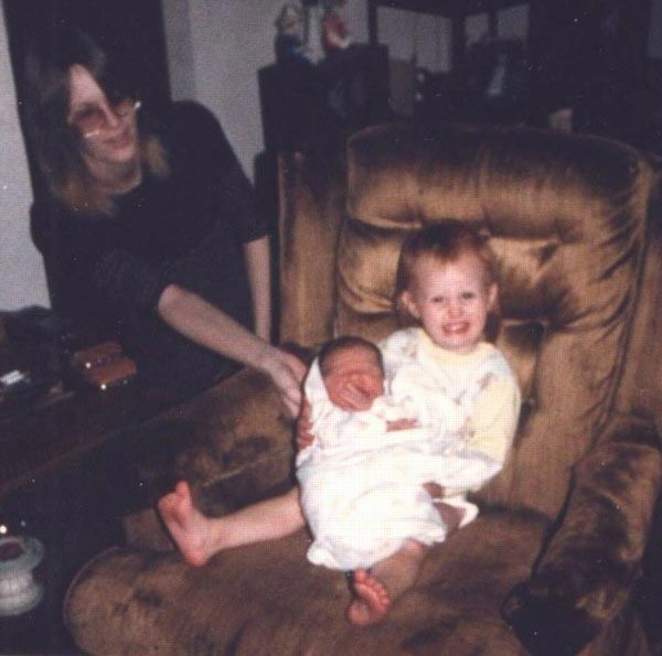Debra Lynn Gindorf, 20 tuổi chụp ảnh cùng 2 con trước khi ra tay sát hại chúng