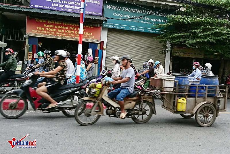 Tập đoàn 'xe xác ướp' chở tôn dọc ngang trên phố Hà Nội