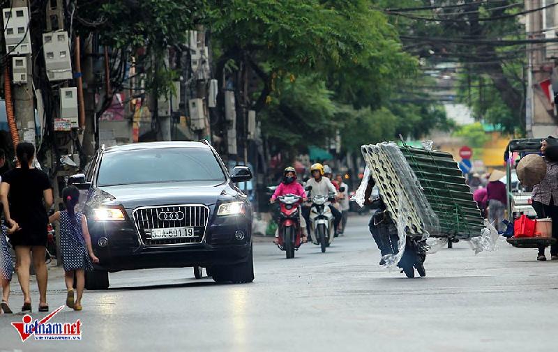 Xe chở tôn lao vun vút trên phố Hà Nội