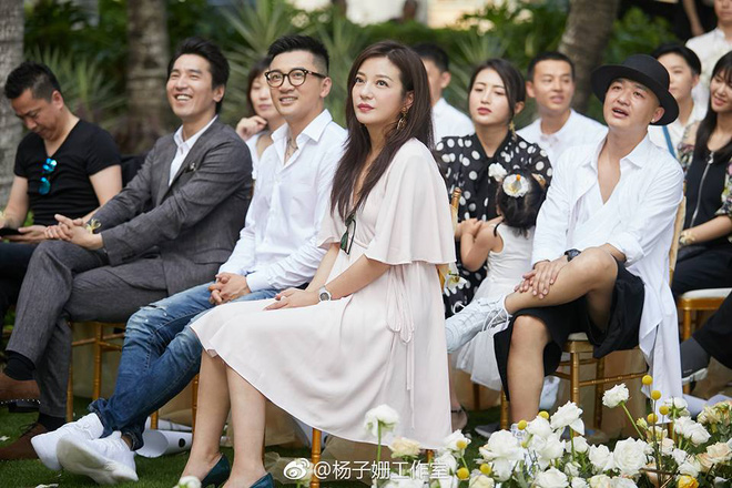Triệu Vy, Tô Hữu Bằng và Triệu Hựu Đình ngồi cùng nhau tham dự hôn lễ