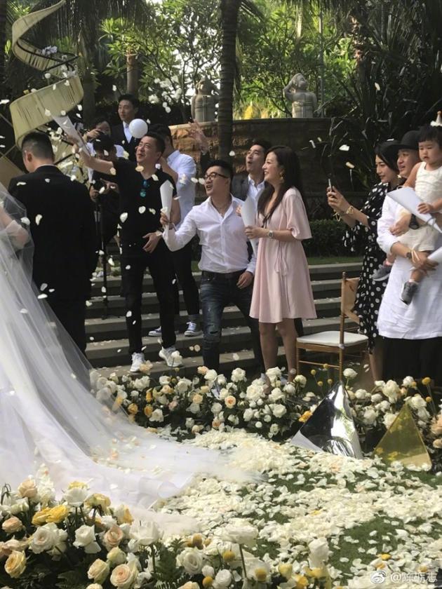 Triệu Vy cùng Tô Hữu Bằng tung hoa khi cô dâu chú rể tiến vào lễ đường