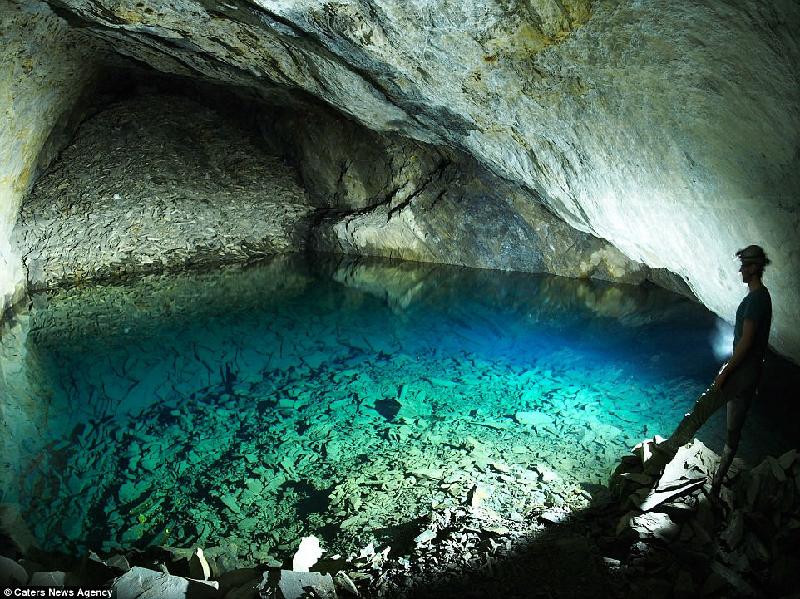 Nhà thám hiểm người Anh, Antonio Llufriu, 43 tuổi và nhóm cộng sự Underground Explorers C9C đã đi sâu vào bóng tối, khám phá các khu mỏ và hang động bị bỏ hoang dưới lòng đất ở Anh và xứ Wales. Họ đã ghi lại hình ảnh đẹp về những địa điểm không phải ai cũng có cơ hội bước vào.