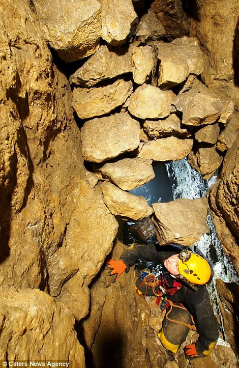 Các thành viên của nhóm Underground Explorers C9C đều là những người có kỹ năng thích hợp cho các cuộc thám hiểm dưới lòng đất, chẳng hạn như chụp ảnh, lặn hang động và khảo sát địa hình.