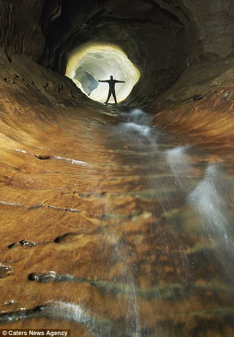 Nhà thám hiểm Antonio ở bên trong mỏ Peak Cavern, Derbyshire, Anh.