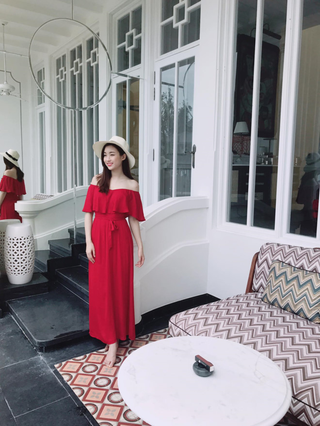 Gợi ý đi biển của Hoa hậu Mỹ Linh với đầm maxi đỏ trễ vai dịu dàng.