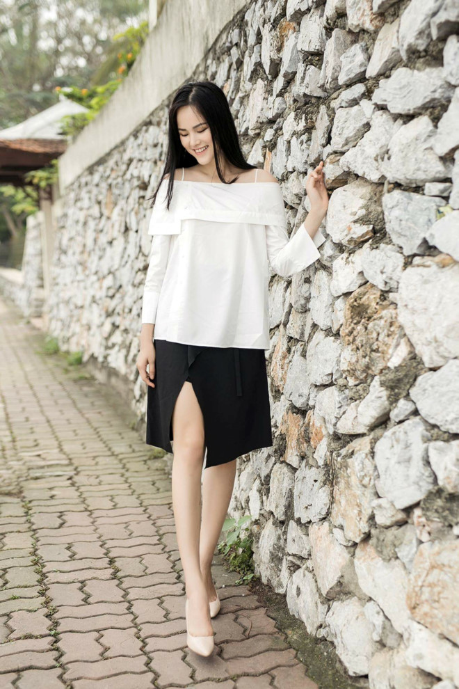 Tuyết Lan gợi ý thời trang công sở với cây đen trắng và mẫu áo trễ vai mix kèm chân váy xẻ.