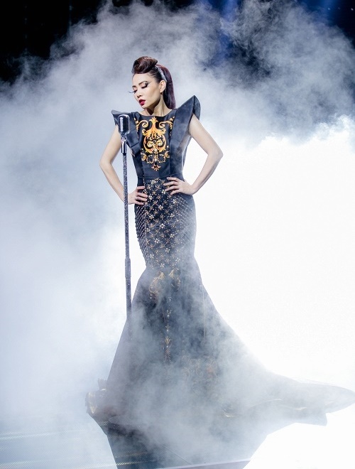 Ca sĩ Thu Minh soán ngôi sao mặc đẹp tuần này với thiết kế váy đuôi cá họa tiết đính kết cầu kỳ ôm trọn vóc dáng.