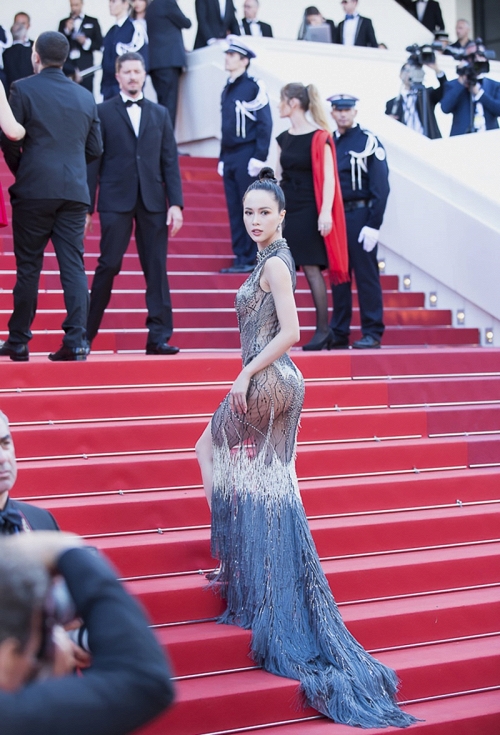 Lần xuất hiện cuối cùng tại thảm đỏ Liên hoan phim Cannes 2017, Vũ Ngọc Anh chọn váy xuyên thấu được đính kết các chi tiết rất tỉ mỉ của NTK Đỗ Long. Mái tóc búi cao “nữ thần” lại tiếp tục khiến Vũ Ngọc Anh được chú ý trên thảm đỏ với thần thái tươi tắn, rực rỡ.