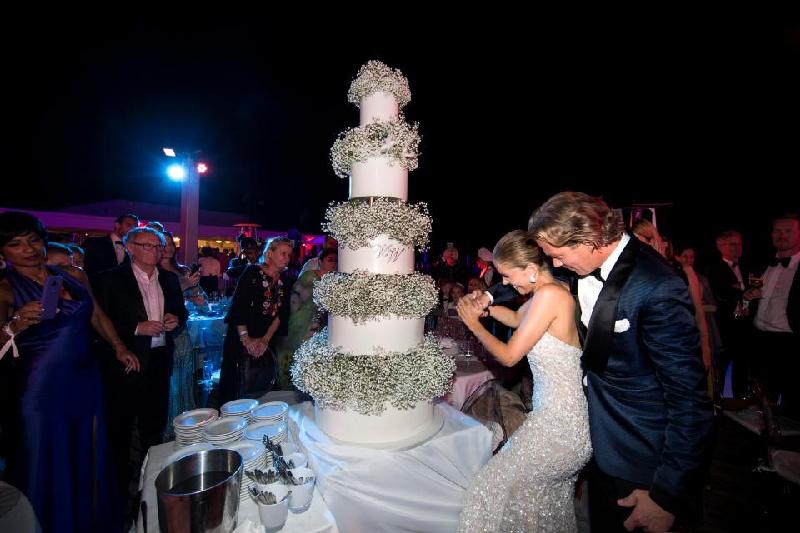 Tâm điểm của tiệc rượu sau đám cưới là chiếc bánh kem 5 tầng được trang trí đẹp mắt, sau đó là màn trình diễn pháo hoa sáng rực cả bầu trời đêm.