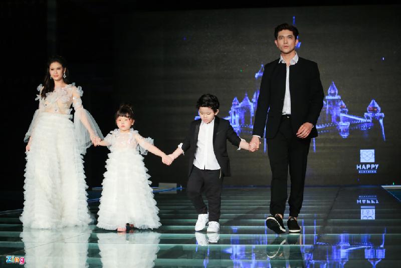 Sau đó, Tim cùng Trương Quỳnh Anh và con trai Sushi đảm nhận vai trò người mẫu, trình diễn bộ sưu tập của Thảo Nguyễn. Trương Quỳnh Anh xuất hiện với nụ cười rạng rỡ, diện váy đôi với mẫu nhí. 