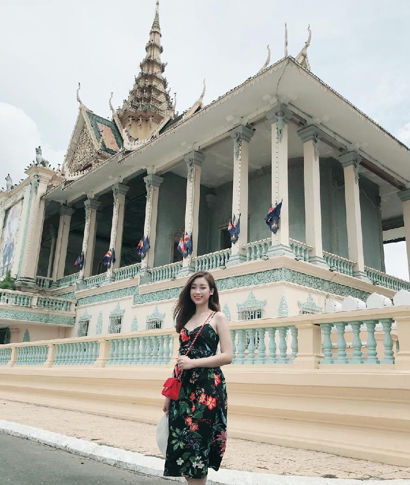 Hoa hậu Mỹ Linh tự nhủ: "Không phải nắng nhưng vẫn thích chói chang" khi du lịch tại Campuchia.
