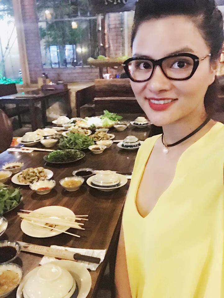 Vũ Thu Phương hào hứng thưởng thức đồ ăn Việt Nam.