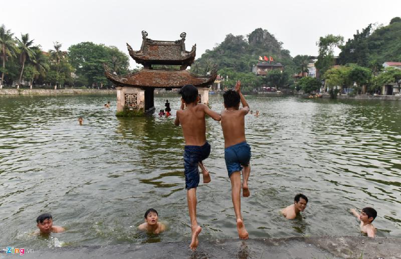 Hàng ngày, cứ đến chiều mát là trẻ em ở làng Đa Phúc, Thuỵ Khuê thuộc xã Sài Sơn (Quốc Oai, Hà Nội) lại ra hồ Long Trì, trước cửa chùa Thầy để tắm.