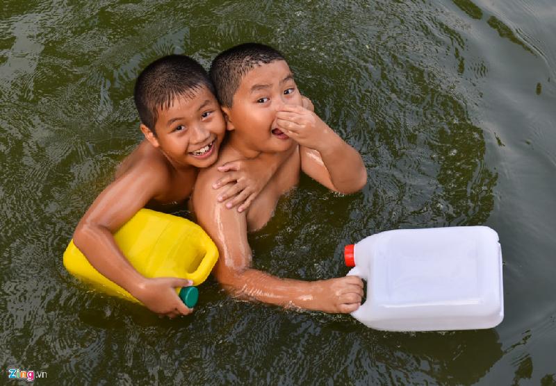 Những em bé lớn hơn, đã biết các kỹ năng bơi cơ bản thì chỉ cần cầm can nhựa.