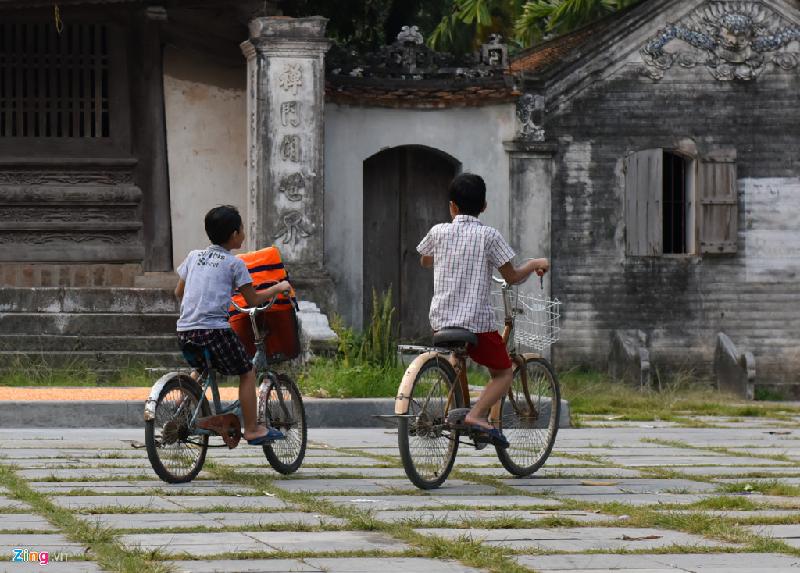 18h, những đứa trẻ tự đạp xe về nhà sau thời gian vẫy vùng dưới làn nước mát. Hồ Long Trì là một trong những ao làng hiếm hoi có thể tắm tại thủ đô. Ở các nơi khác, phụ huynh phải đưa con đến bể bơi.