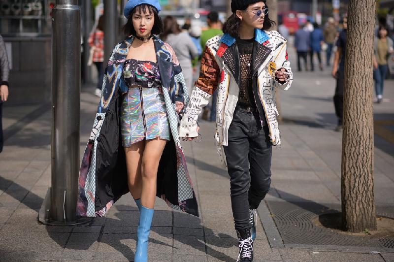 Châu Bùi - Decao xem thời trang là một trong những cách để thể hiện tình yêu. Cặp fashionista từng vinh dự tham gia Seoul Fashion Week Xuân - Hè 2017. Ngay sau khi xuất hiện, cả hai nhanh chóng lọt vào ống kính của các nhiếp ảnh gia nổi tiếng và được nhắc đến ở nhiều mặt báo, blog thời trang trên thế giới như Vogue Anh, Vogue Mỹ, Harper's Bazaar, Highsnobiety...