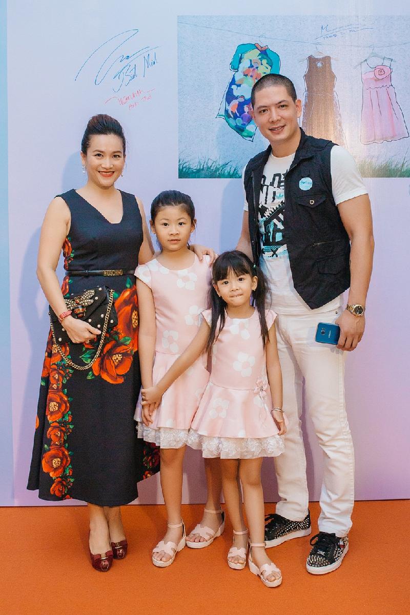 Gia đình diễn viên - MC Bình Minh đến sự kiện ủng hộ chương trình sự kiện dành cho trẻ em.