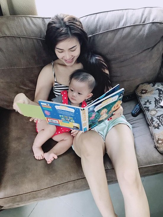 Á hậu Diễm Trang khoe hình ảnh con gái ngồi lòng ngoan ngoãn nghe mẹ kể chuyện. Cô viết: “Để mami kể cho Julia nghe về Cinderella nhé”.