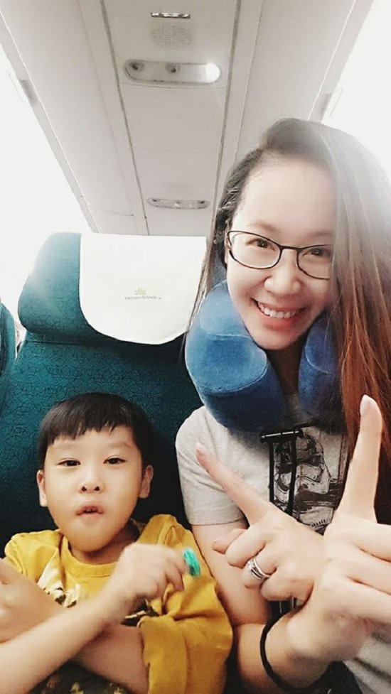 Hoa hậu Dương Thùy Linh đang có chuyến du lịch nước Pháp đáng nhớ cùng con trai trong mùa hè này. Người đẹp đăng tải hình ảnh khi ngồi trên máy bay chuẩn bị đặt chân đến “Kinh đô ánh sáng”.