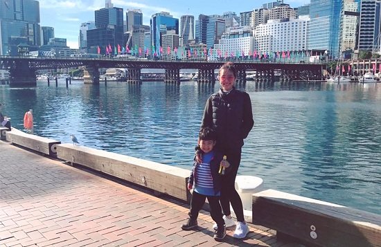 Diệp Bảo Ngọc tận hưởng chuyến du lịch nước Úc vui vẻ bên cậu con trai dễ thương. Nữ diễn viên đăng tải hình ảnh khi đến thăm thành phố Sydney kèm theo dòng chú thích hài hước: “Đi bụi với soái ca”.