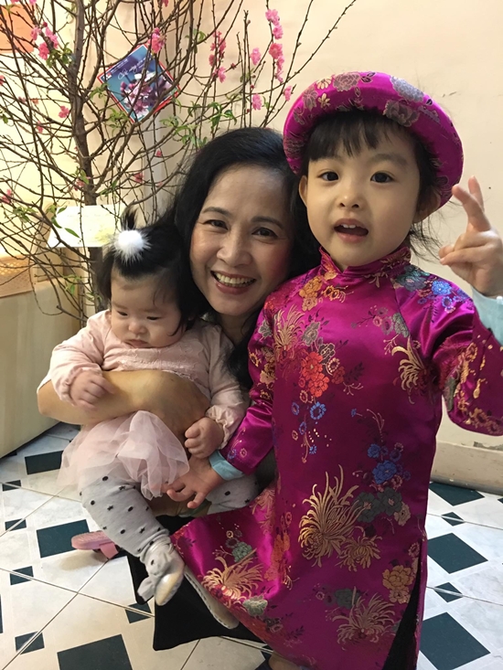 Hiện nay, NSND Lan Hương và chồng sống trong gia đình tứ đại đồng đường. Tuy bốn thế hệ sống chung một nhà nhưng không bao giờ xảy ra mâu thuẫn, mà luôn êm ấm và hòa thuận.