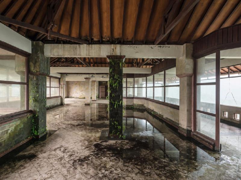 Nhiếp ảnh gia người Pháp Romain Veillon đã ghi lại hình ảnh về một khách sạn bỏ hoang hơn 10 năm ở Bali, Indonesia. Những bức ảnh này nằm trong bộ ảnh “Khách sạn ma quái”, được thu thập từ những địa điểm bị bỏ hoang khắp thế giới.