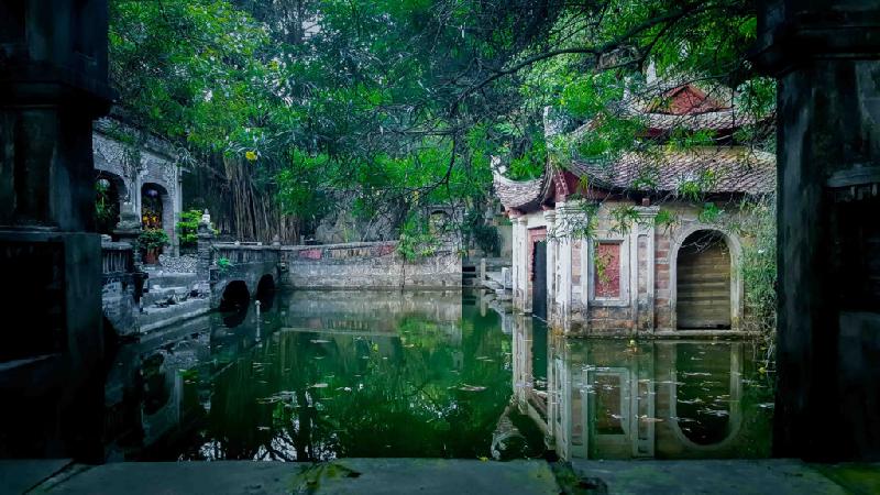 Việt Phủ nằm tại hồ Kèo Cả, xã Hiền Ninh, huyện Sóc Sơn, Hà Nội, cách trung tâm thành phố khoảng 35 phút lái xe, cách sân bay Nội Bài 15 phút.