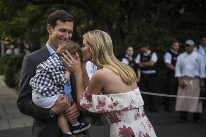 Ivanka Trump và chồng Jared Kushner chơi cùng con trai của họ Theodore James Kushner trong buổi dã ngoại của Quốc hội tại Nhà Trắng hồi tháng 6. Ảnh: 