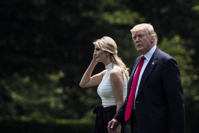 Tổng thống Trump và con gái Ivanka Trump đi từ Phòng Bầu dục tới trực thăng Marine One. Ảnh: 