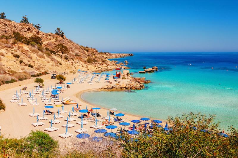 Cyprus (1,7 triệu USD): Du khách có thể sở hữu hộ chiếu của Cyprus khi mua bất động sản trị giá 2,3 triệu USD hoặc đầu tư tối thiếu 570.000 USD và có nhà ở Cyprus trị giá tối thiểu 1,7 triệu USD.