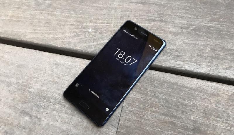 Nokia 5 (4,26 triệu đồng): Đưa dòng sản phẩm Nokia về Việt Nam, HMD cố gắng giữ cho chúng có mức giá dễ tiếp cận. Đây là một trong những di động hiếm hoi có thiết kế kim loại nguyên khối ở tầm giá 4 triệu đồng. Smartphone này có cùng con chip với Oppo F3 Lite nhưng RAM chỉ 2 GB và dung lượng 16 GB. Theo dự đoán, Nokia 5 sẽ có doanh số tốt khi không phải đối mặt với tình trạng khan hàng như hiện nay.