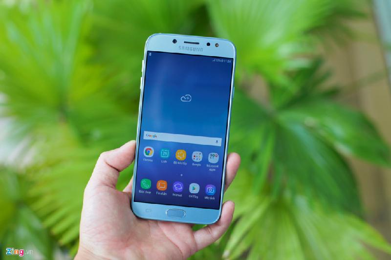 Samsung Galaxy J7 Pro (7 triệu đồng): J7 Pro vừa phá kỷ lục doanh số trong đợt đầu bán ra của Samsung cho một model di động tại Việt Nam. 7 triệu cũng là tầm giá sôi động nhất trên thị trường hiện nay. Smartphone này có thiết kế đẹp với mặt trước hơi giống Galaxy S7, cấu hình tốt và khả năng chụp selfie chất lượng cao. Theo dự đoán, J7 Pro sẽ là ứng viên lớn nhất cho danh hiệu smartphone bán chạy nhất trong các tuần tiếp theo.