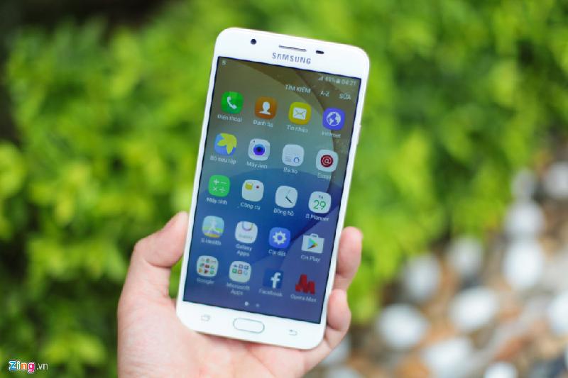 Samsung Galaxy J7 Prime (5,99 triệu đồng): Ở mức giá tầm trung nhưng J7 Prime vẫn sở hữu phong cách thiết kế và tính năng của các dòng máy cao cấp. Thiết bị được trang bị màn hình 5,5 inch, vi xử lý 8 nhân, RAM 3 GB, bộ nhớ trong 32 GB có hỗ trợ mở rộng lên 256 GB thông qua thẻ nhớ.