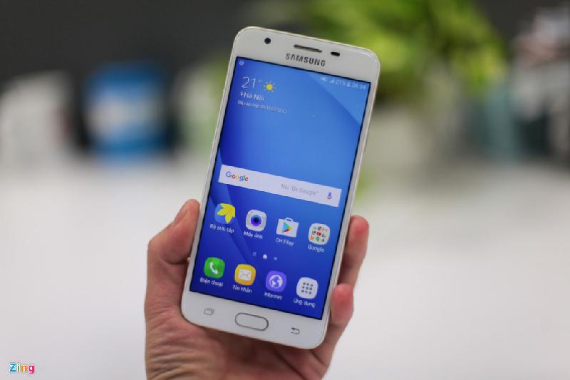 Samsung Galaxy J5 Prime (4,49 triệu đồng): Thiết bị là mẫu rút gọn và kế thừa những ưu điểm của Galaxy J7 Prime như cảm biến vân tay và thiết kế kim loại nguyên khối. Galaxy J5 Prime sở hữu RAM 2 GB, bộ nhớ trong 16 GB, pin 2.400 mAh cùng bộ đôi camera trước sau có độ phân giải lần lượt là 5 và 13 MP.