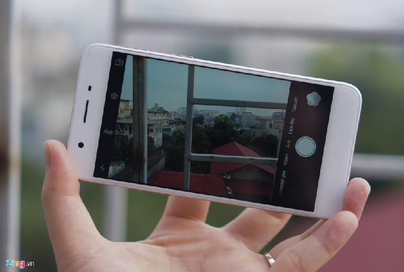 Oppo A39 (4,29 triệu đồng): Thiết bị sử dụng màn hình IPS 5,2 inch, có độ phân giải HD và lớp kính Grorilla Glass 4 cho khả năng hiển thị cũng như chống trầy tốt. Camera trước độ phân giải 5 MP cùng công nghệ Beautify 4.0 giúp người dùng có những bức ảnh selfie tự nhiên.