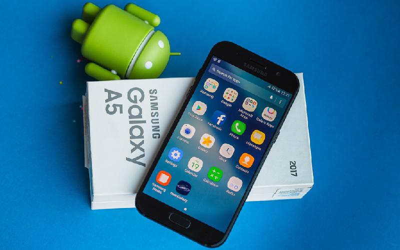Samsung Galaxy A5: Mẫu máy này có phong cách thiết kế giống Galaxy S7 khi sử dụng khung kim loại nguyên khối kết hợp hai mặt kính cường lực. Galaxy A5 được cài sẵn hệ điều hành Android 6.0, cấu hình khá với chip 8 nhân, RAM 3 GB, bộ nhớ trong 32 GB, pin 3.000 mAh có hỗ trợ sạc nhanh.