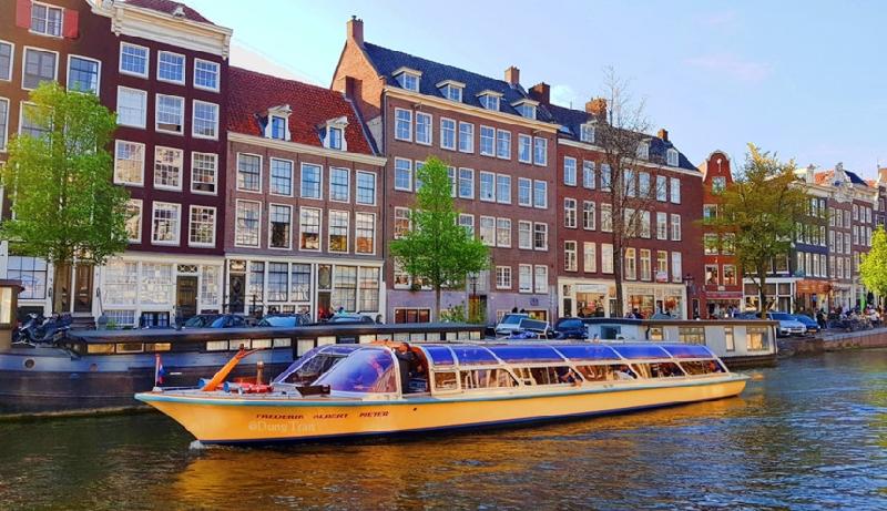 1. Thăm Thủ đô Amsterdam với xe đạp và hệ thống kênh đào nổi tiếng