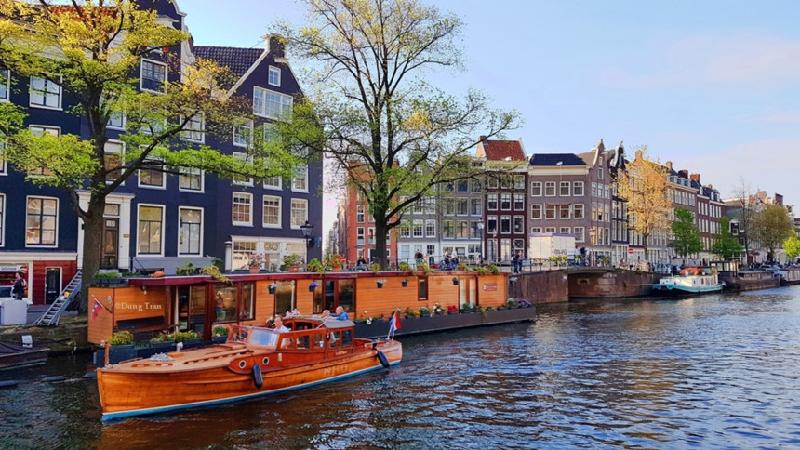 Di chuyển bằng thuyền trên những con kênh là cách dễ dàng để có thể vòng quanh thành phố. Công trình kênh đào được xây dựng để rút cạn bãi lầy nhằm mở rộng Amsterdam.