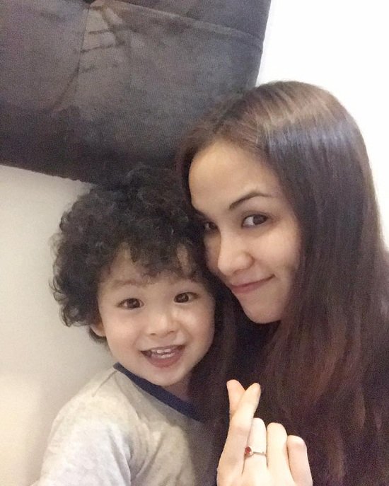 Hoa hậu Diễm Hương  hạnh phúc bên con trai dễ thương, kháu khỉnh. Cô thích thú vì con trai khen mẹ xinh đẹp.