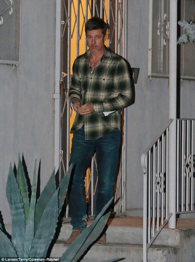 Cuối tháng 5, Brad Pitt bị bắt gặp trong trang trạng thái mệt mỏi và gầy đi đáng kể vì làm việc quá sức. Tài tử diện quần jeans giản dị và áo sơ mi để lộ vùng cổ gân guốc. Để hàn gắn vết thương tinh thần, tài tử 
