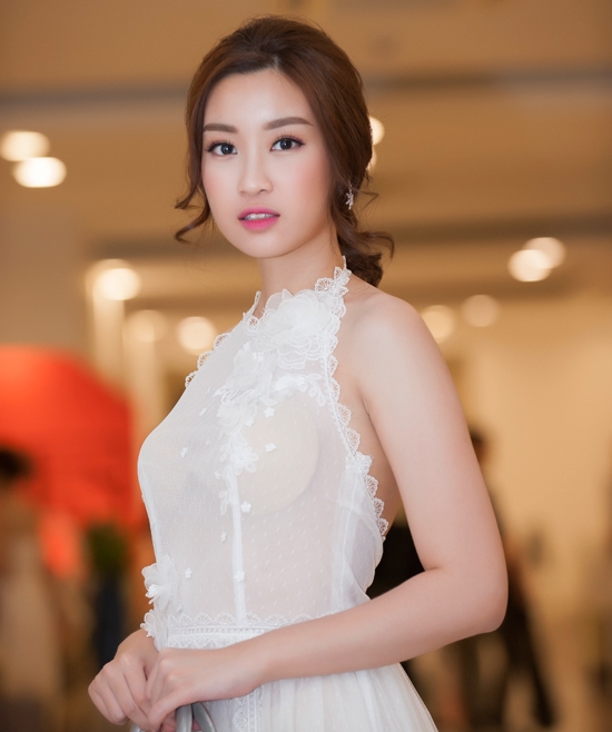 Hoa hậu Mỹ Linh với chiếc váy xuyên thấu hôm qua