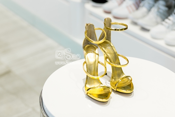 Đôi giày màu vàng này tiêu tốn của Ngọc Trinh khoản tiền không nhỏ. Kiểu thiết kế này phù hợp với những trang phục cắt xẻ táo bạo 