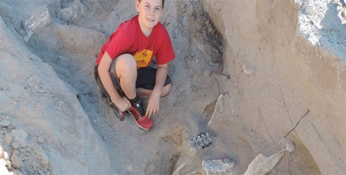 Cậu bé phát hiện ra hóa thạch (Ảnh: Courtesy Peter Houde)