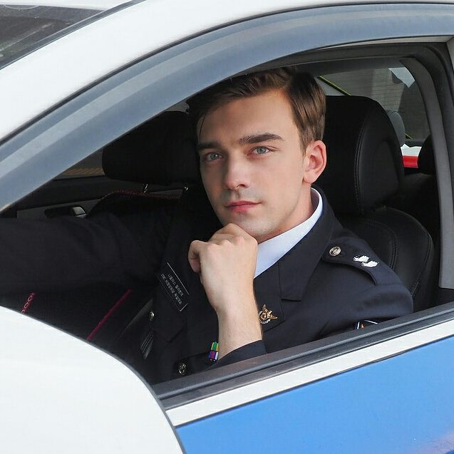 Người mẫu 9X điển trai trong bộ đồng phục cảnh sát.